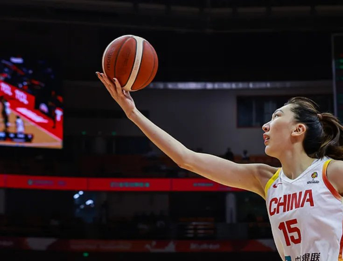 中国女篮力克巴西韩旭爆发张曼曼惊艳李月汝低
