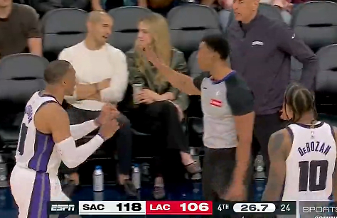 威少与邓恩垃圾话冲突引技术犯规