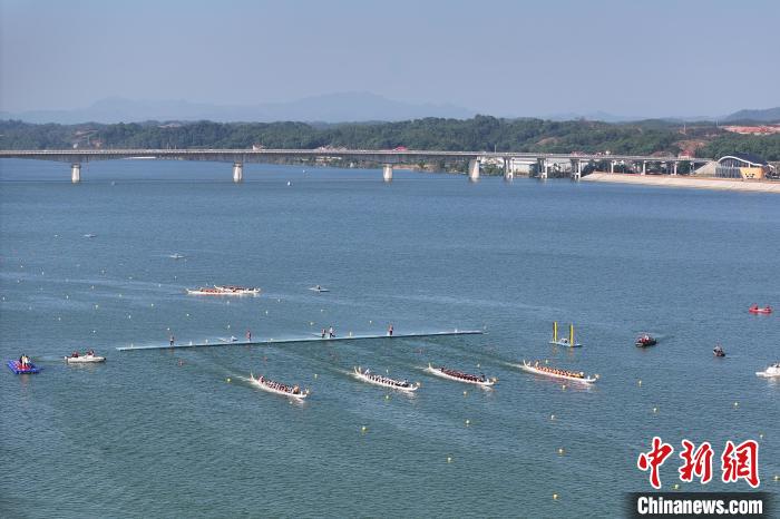 江西万安龙舟赛燃动秋日 精彩赛事点燃文旅热潮