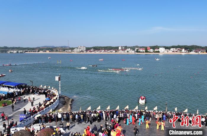 江西万安龙舟赛燃动秋日 精彩赛事点燃文旅热潮