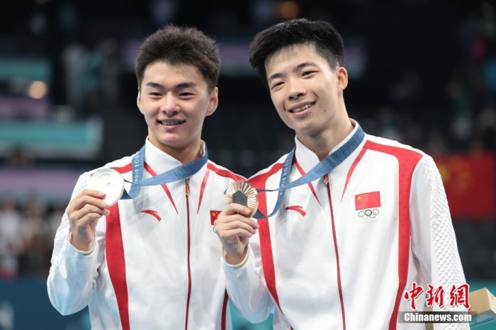 郑思维黄雅琼夺金 刘雨辰求婚 国羽男单折戟巴黎