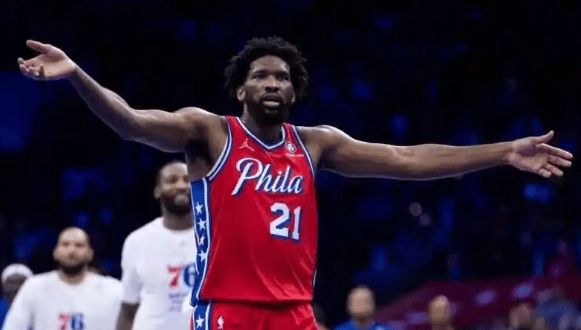 文班亚马肋骨挫伤退赛 恩比德统治内线卡斯尔三