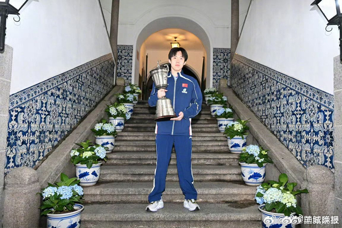 王楚钦孙颖莎澳门拍摄冠军城市宣传照