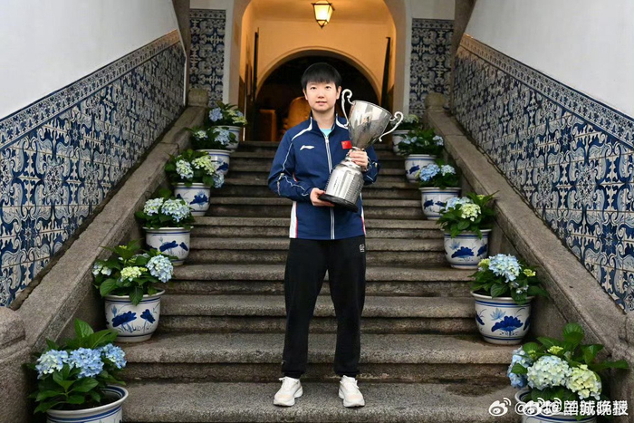 王楚钦孙颖莎澳门拍摄冠军城市宣传照