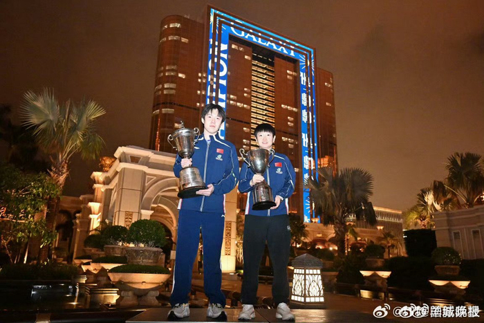 王楚钦孙颖莎澳门拍摄冠军城市宣传照