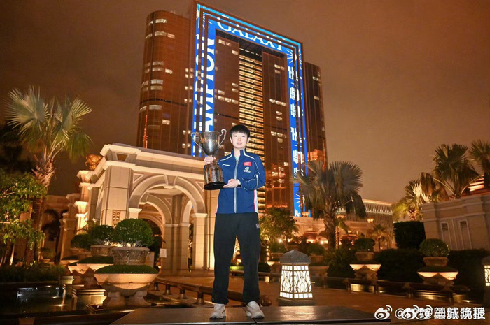 王楚钦孙颖莎澳门拍摄冠军城市宣传照