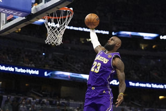 詹姆斯与库里友情回顾 今夏去向分析