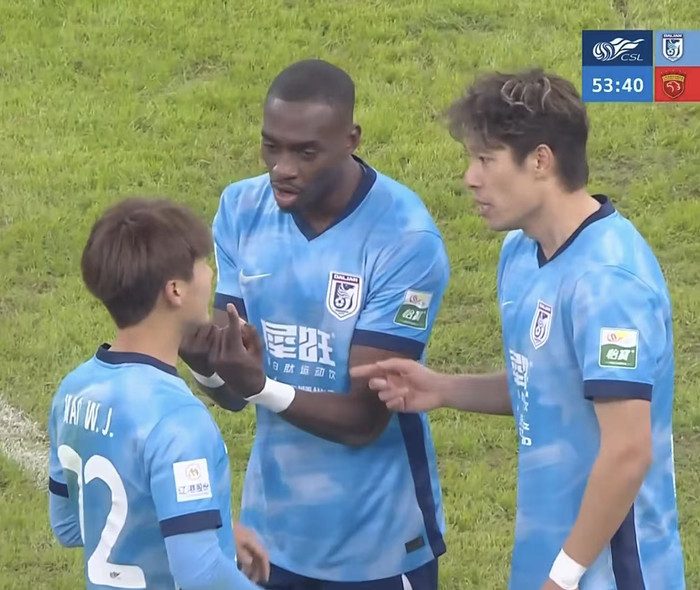 大连英博逆转河南锁定前四，申花力克铁人紧追