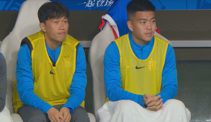 大连英博逆转河南锁定前四，申花力克铁人紧追